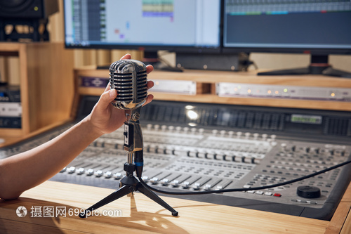 聲之匠人 調(diào)控室男性調(diào)音師手持麥克風(fēng)的瞬間